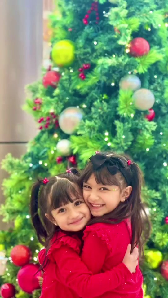 Sidra Batool's Beautiful Christmas Holiday Celebration With Daughters