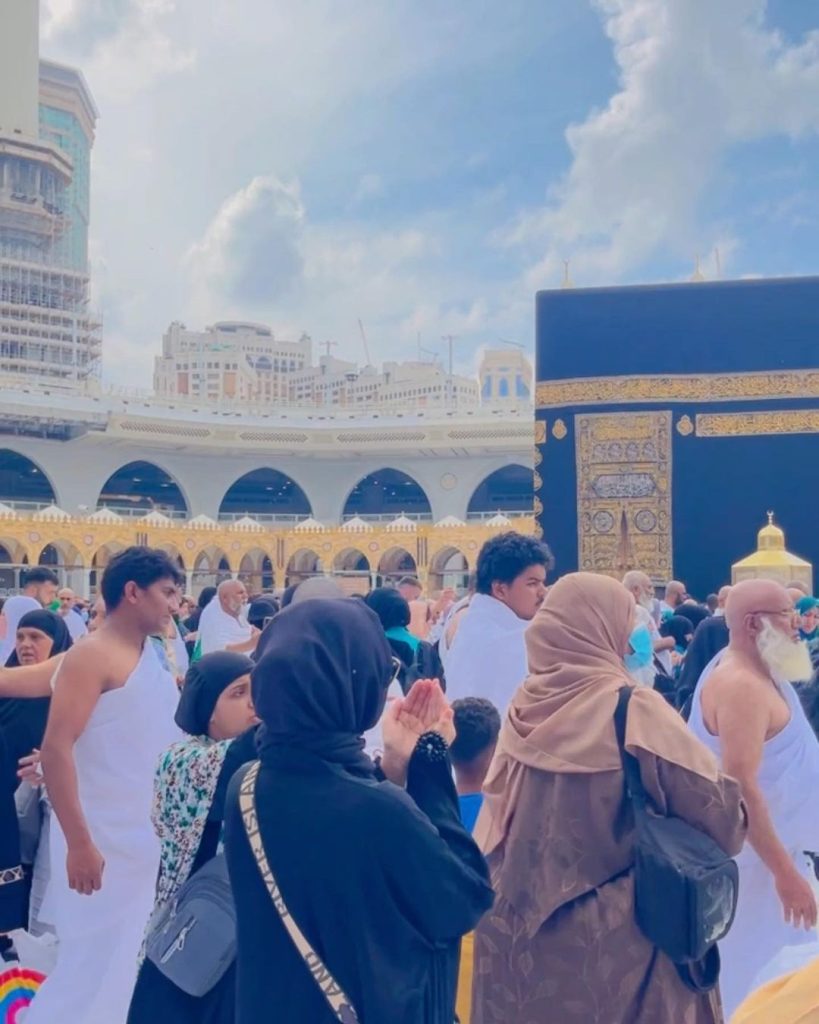 Hum Tum Famed Anoosheh Rania Performs Umrah