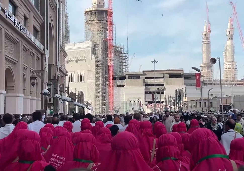 Iqra Kanwal And Areeb Pervaiz Perform Umrah