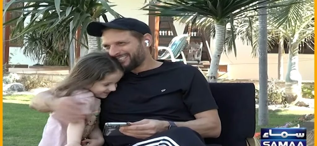 Shahid Afridi's Cute Daughter Comes Live With Him On Show