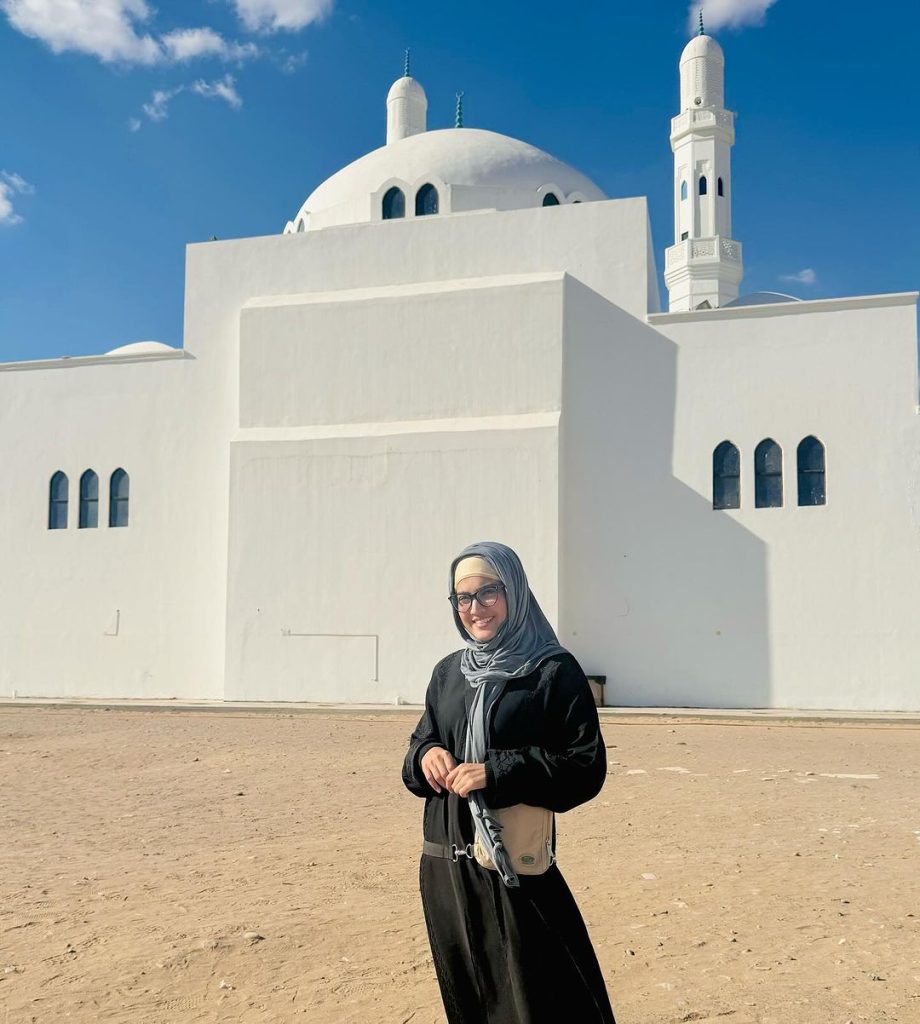 Iqra Kanwal And Areeb Pervaiz In Madinah Munawarrah