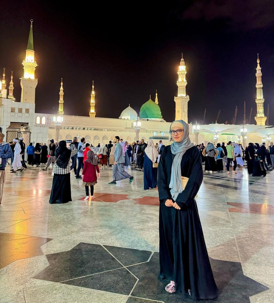 Iqra Kanwal And Areeb Pervaiz In Madinah Munawarrah