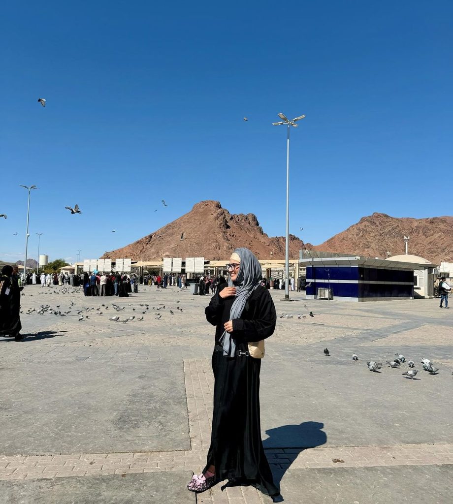 Iqra Kanwal And Areeb Pervaiz In Madinah Munawarrah