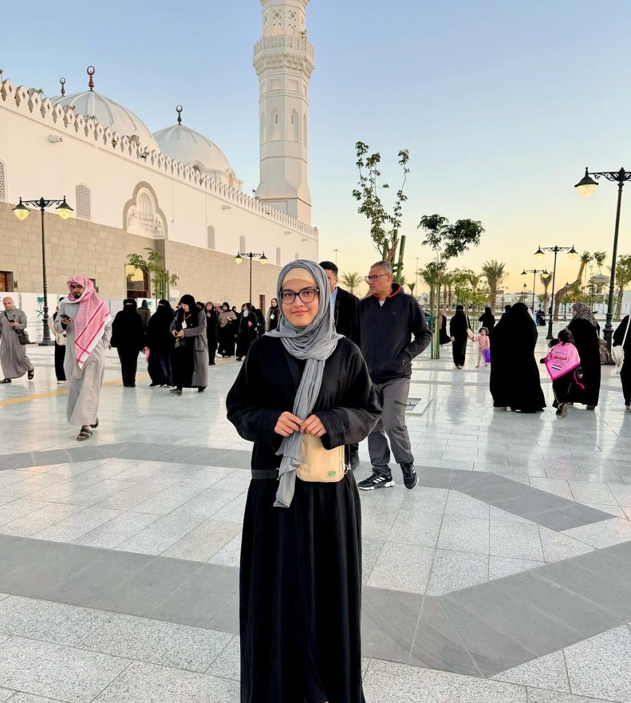 Iqra Kanwal And Areeb Pervaiz In Madinah Munawarrah