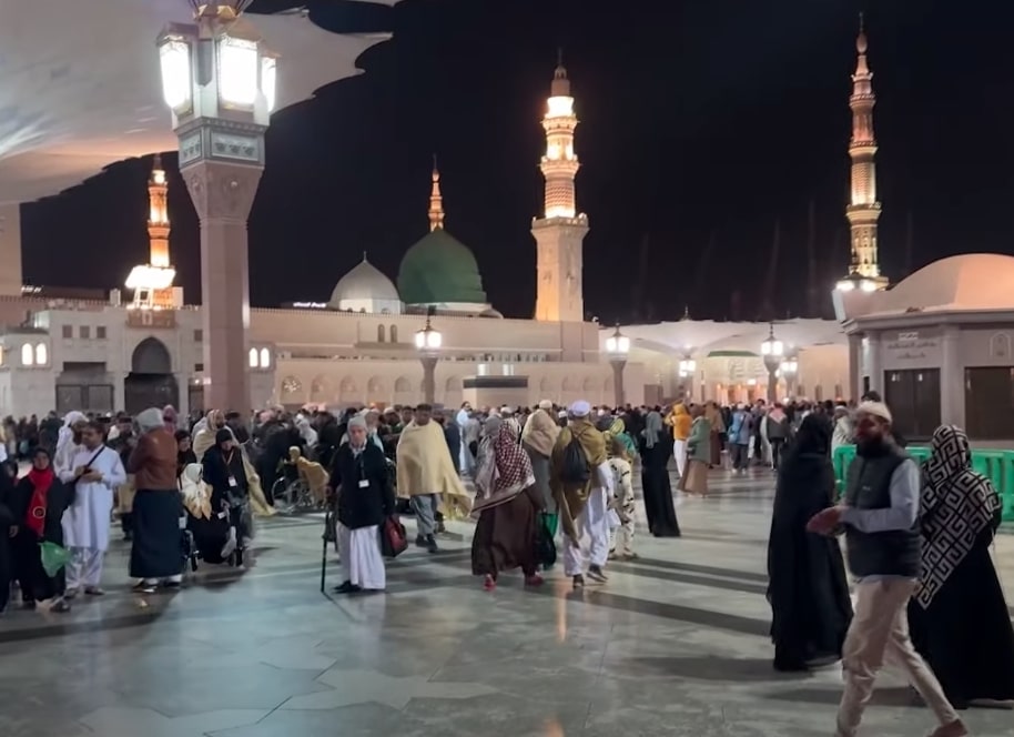 Iqra Kanwal And Areeb Pervaiz In Madinah Munawarrah