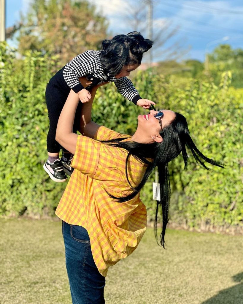 Kiran Tabeir New Adorable Pictures With Little Daughter
