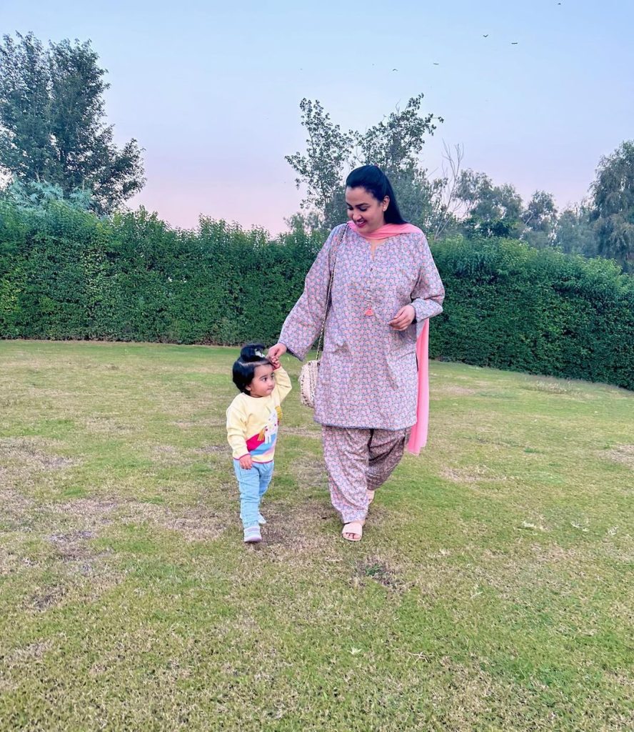 Kiran Tabeir New Adorable Pictures With Little Daughter