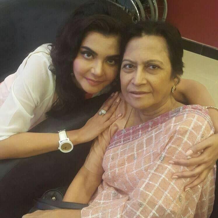 Nida Yasir Reveals Sad Story Of Not Reaching Mother's Funeral