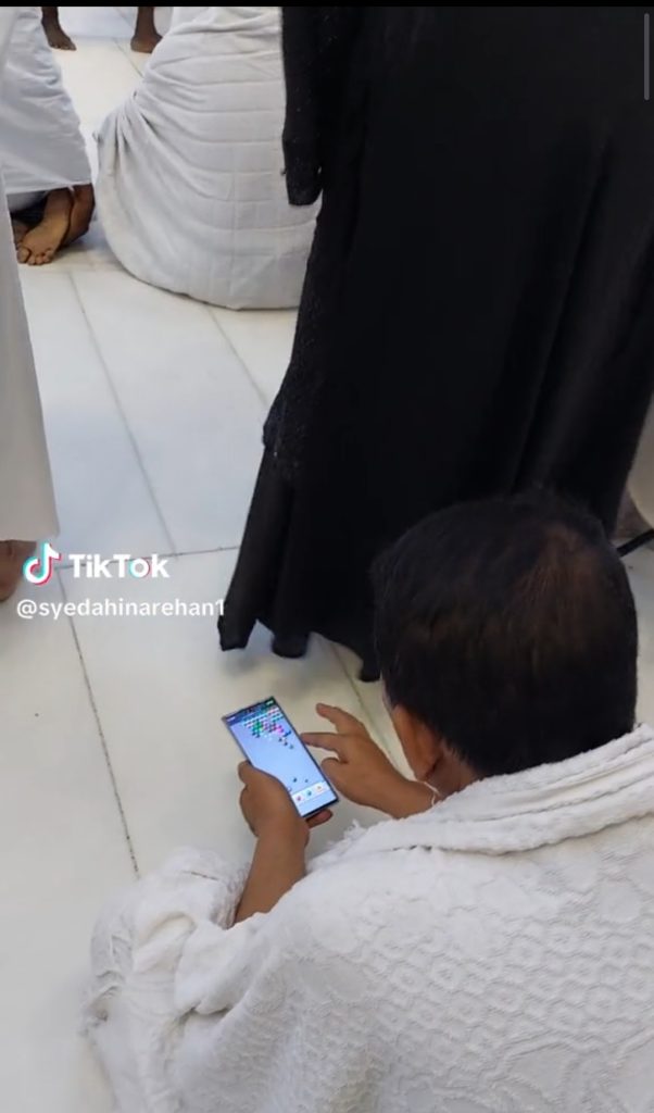 Pilgrim Playing Game in Khana Kaaba - Strong Public Reaction