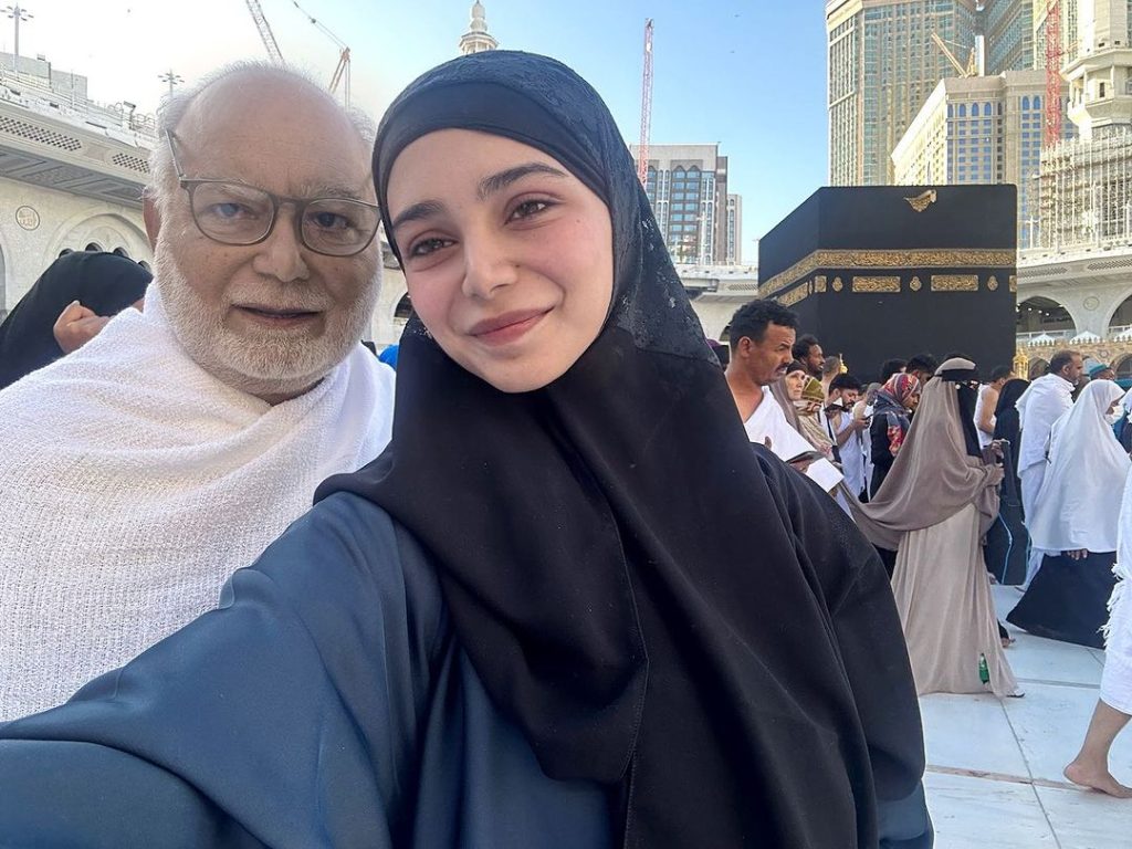 Aima Baig Umrah Pictures With Father