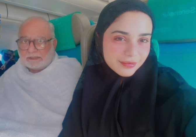 Aima Baig Umrah Pictures With Father