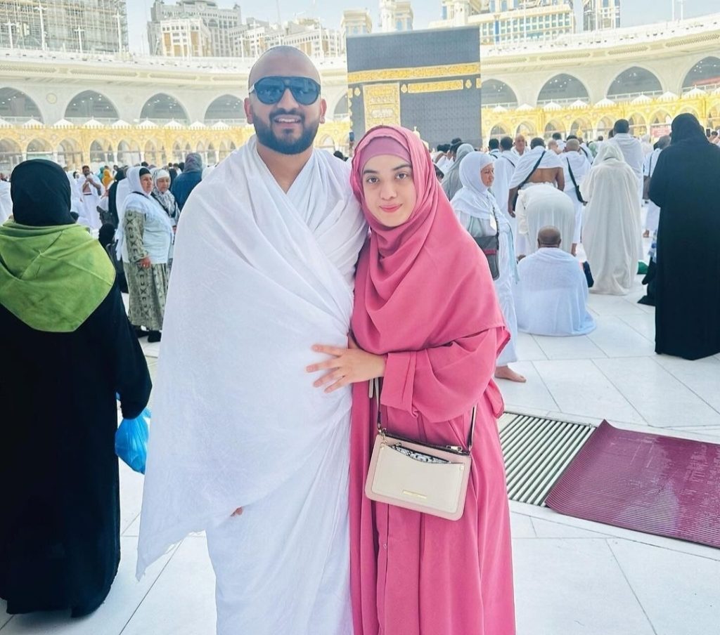 Arisha Razi Umrah Pictures With Husband