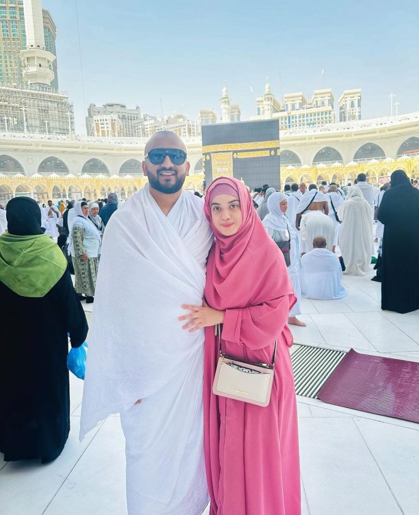Arisha Razi Umrah Pictures With Husband