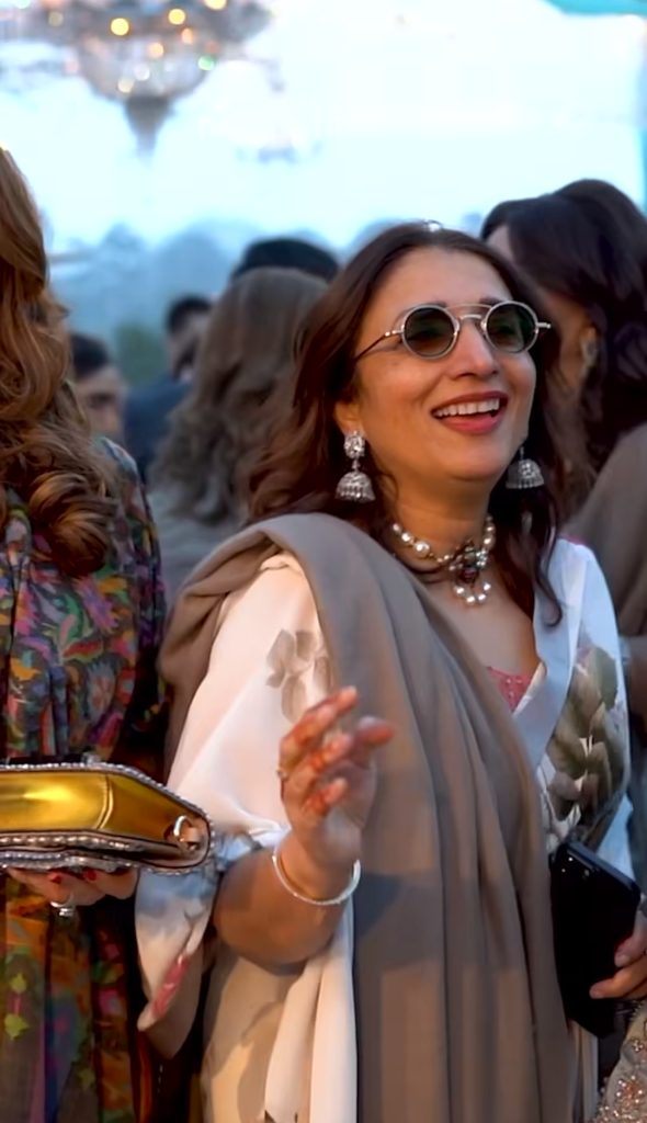 Nauman Ijaz Family's Beautiful Dance Video From A Wedding