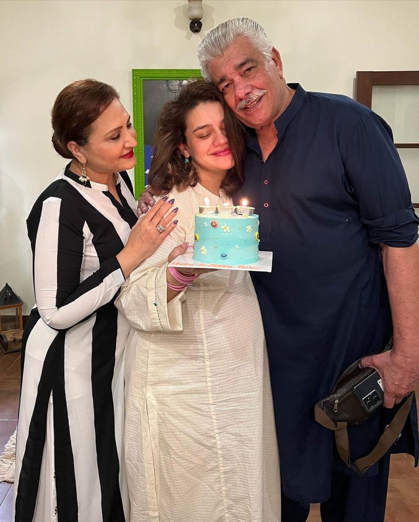 Zara Noor Abbas Celebrates Birthday With Parents