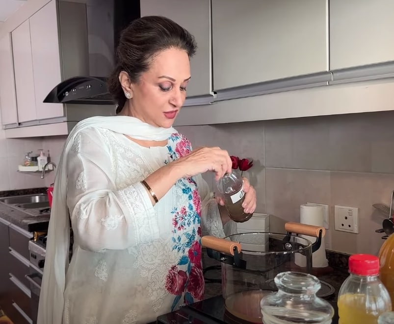 Bushra Ansari Shares Recipe For Shiny And Strong Hair