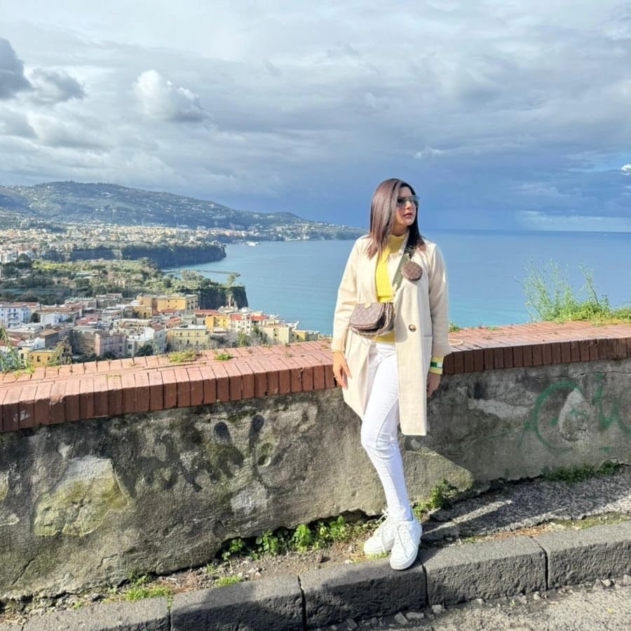 Nida Yasir Vacations With Family In Italy