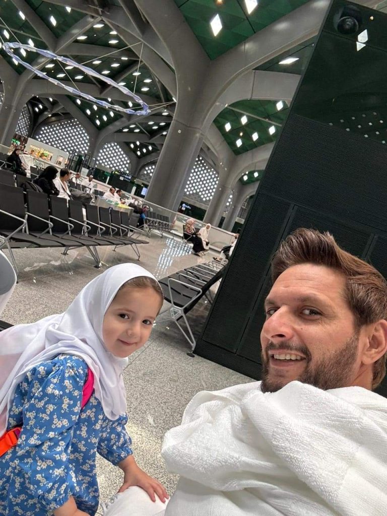 Shahid Afridi Pictures With Daughter From Madina