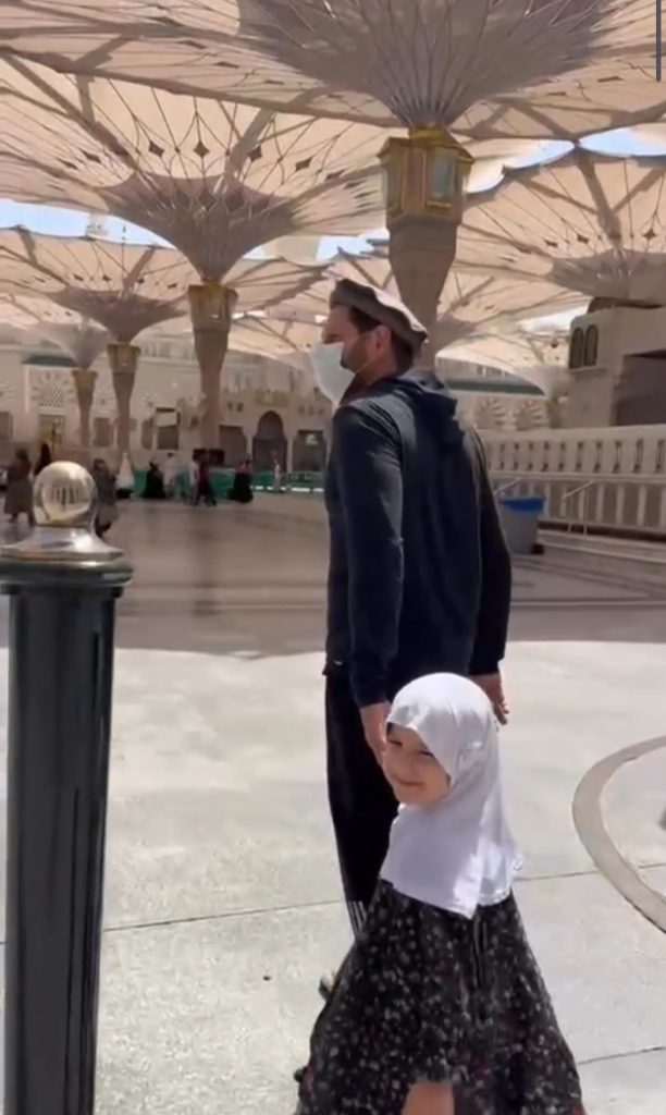 Shahid Afridi Pictures With Daughter From Madina