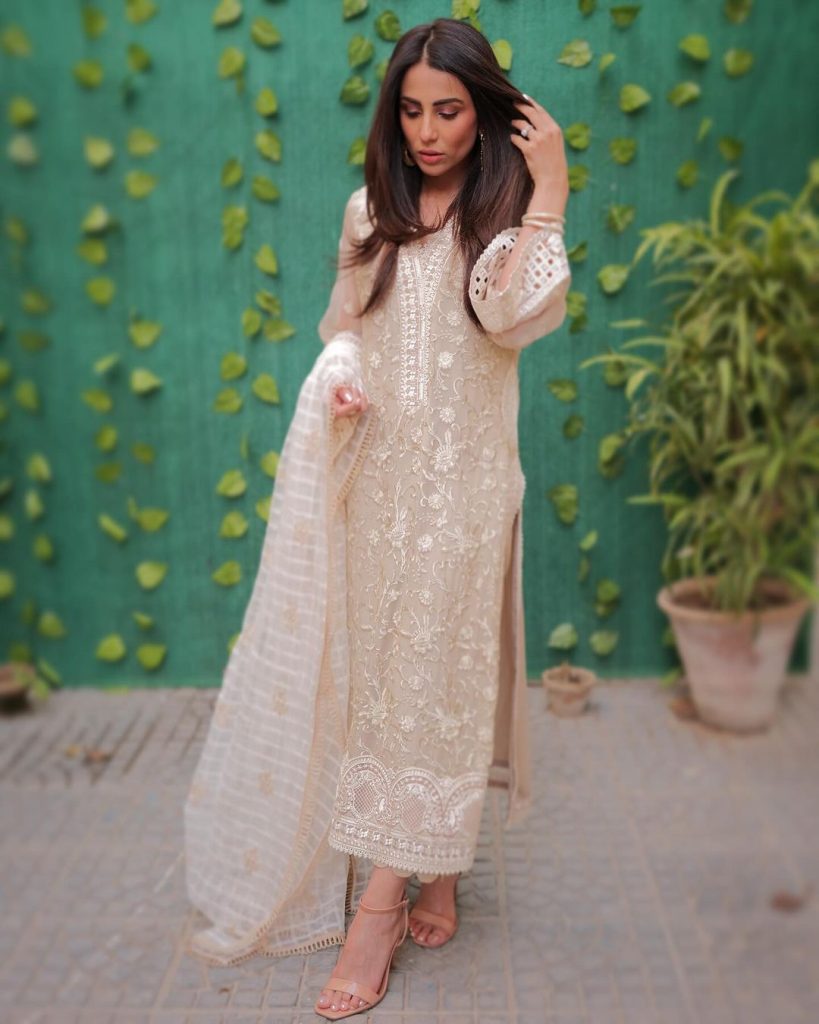Ushna Shah's Beautiful Dresses from Jeeto Pakistan