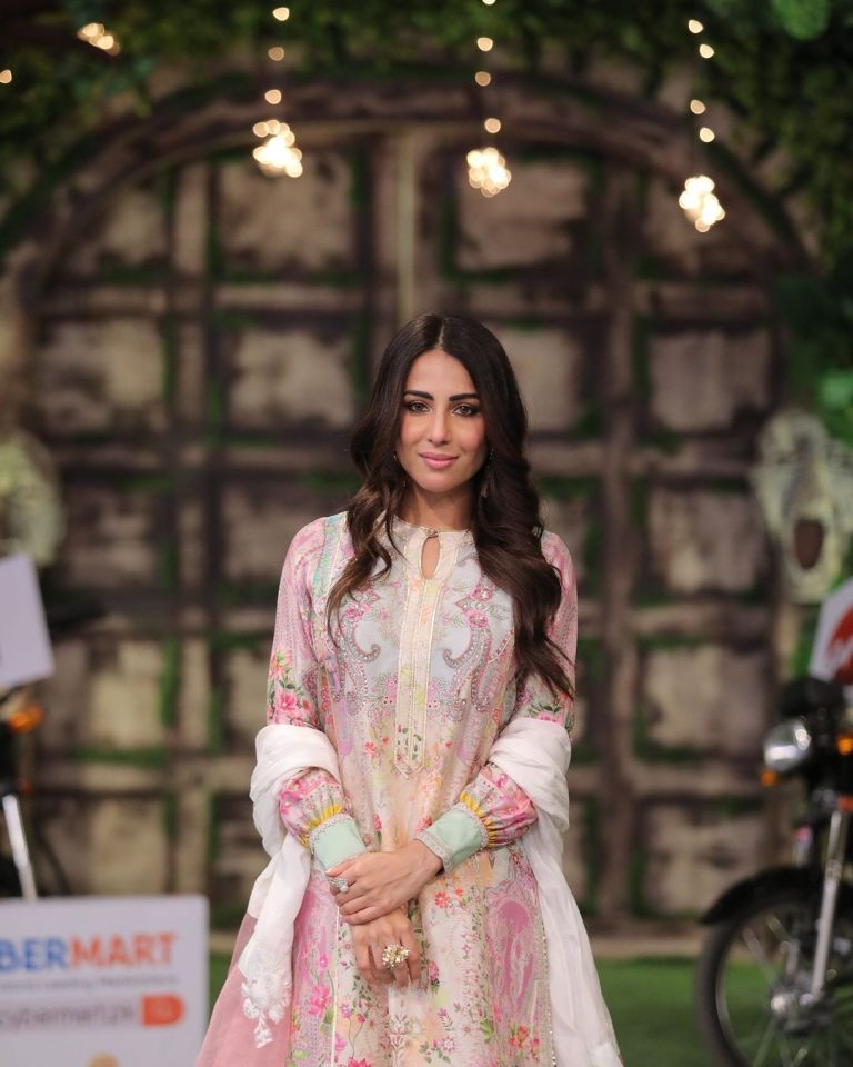 Ushna Shah's Beautiful Dresses from Jeeto Pakistan | Reviewit.pk