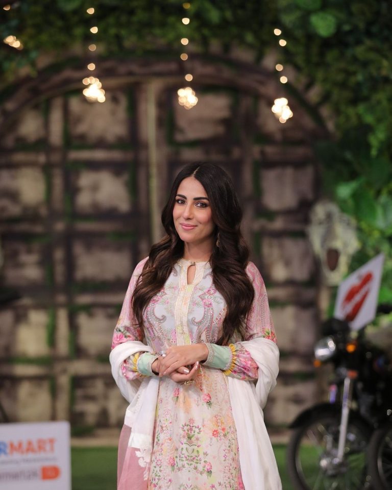 Ushna Shah's Beautiful Dresses from Jeeto Pakistan | Reviewit.pk