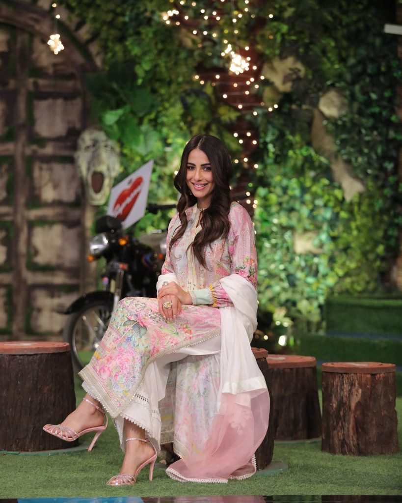 Ushna Shah's Beautiful Dresses from Jeeto Pakistan