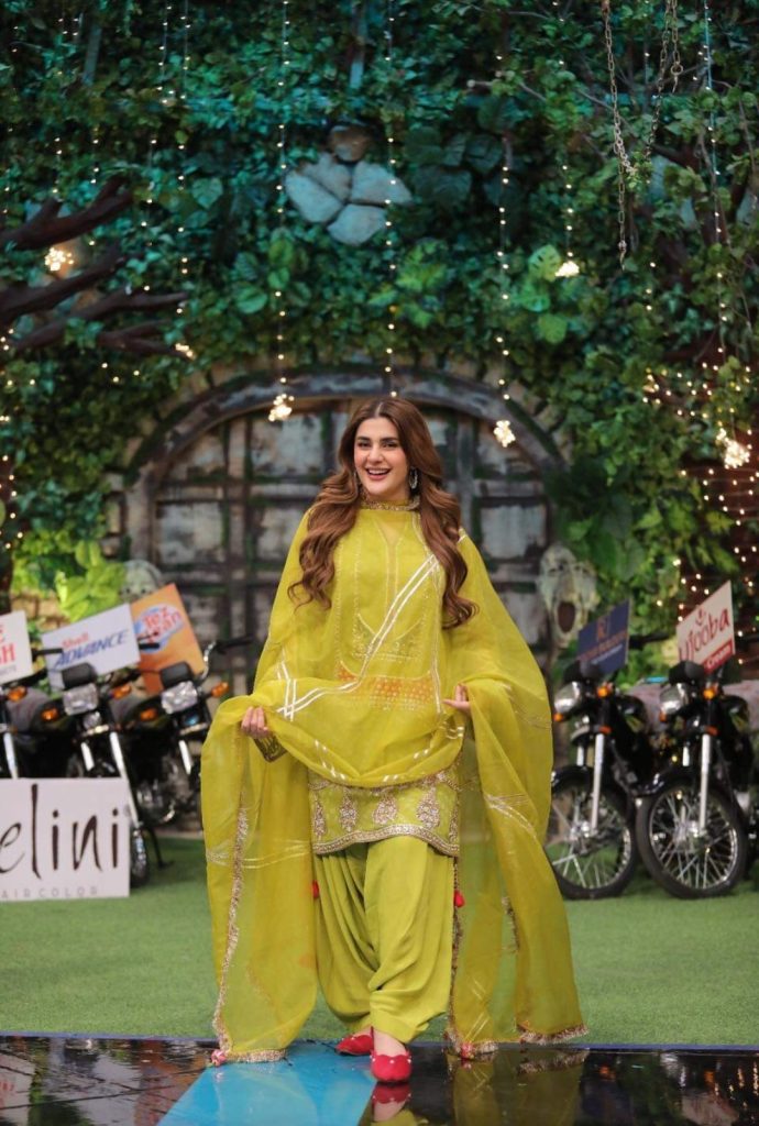 Kubra Khan's Beautiful Dresses From Jeeto Pakistan