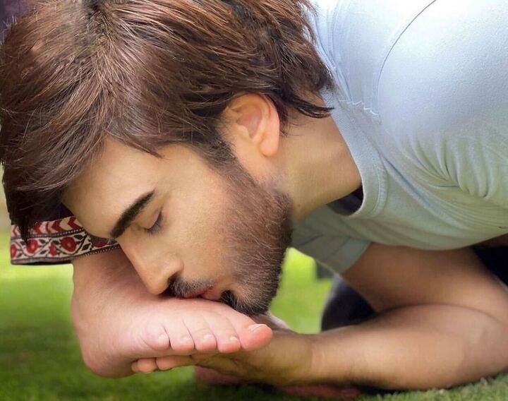 Imran Abbas Gets Emotional Remembering Late Mother