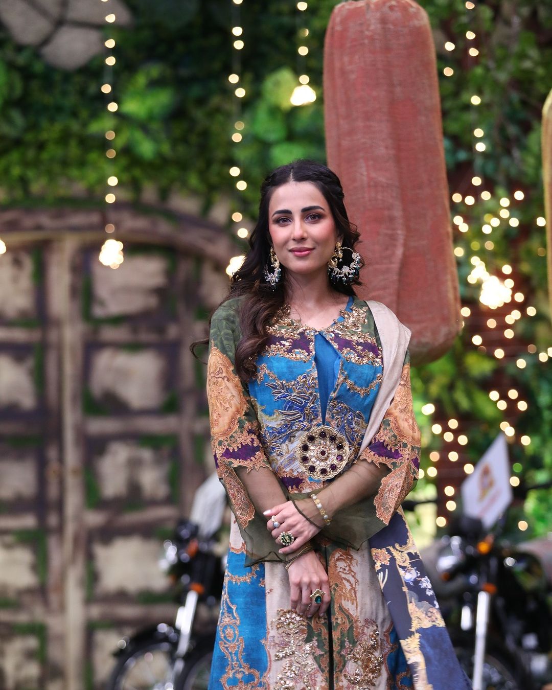 Ushna Shah's Beautiful Dresses from Jeeto Pakistan | Reviewit.pk