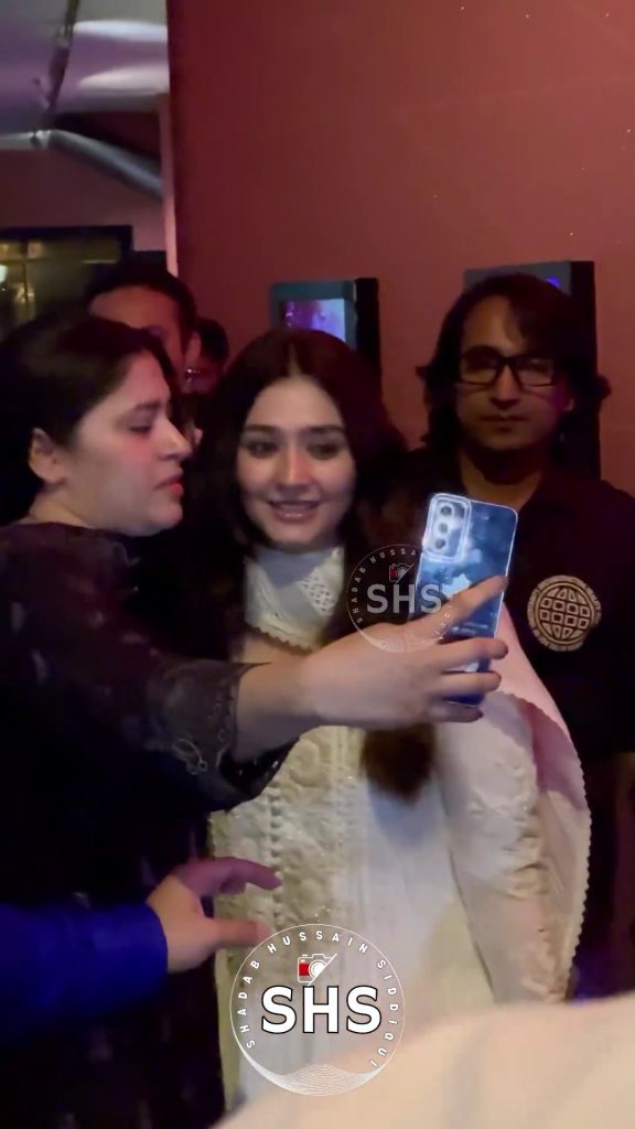 Fan Kisses Durefishan Saleem At Ishq Murshid Premiere