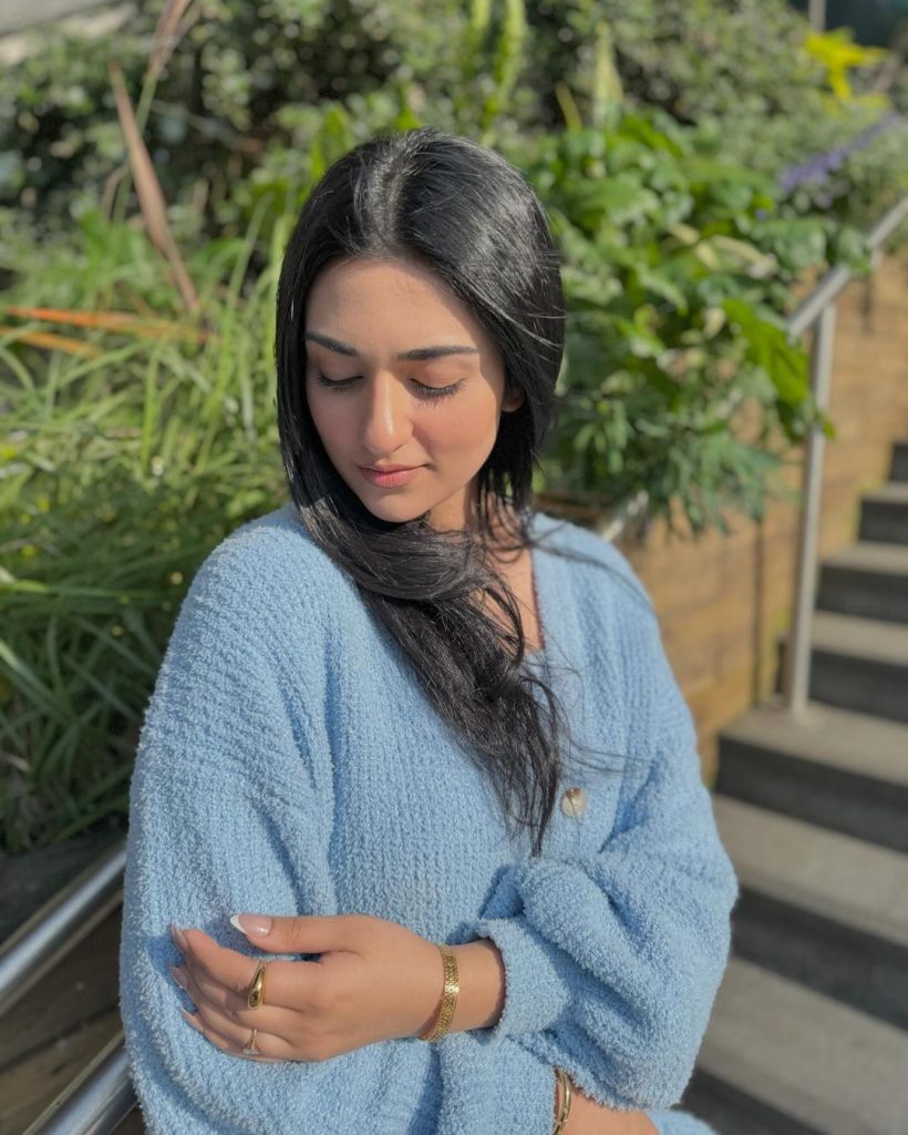 Sarah Khan's New Beautiful Pictures With Family From London