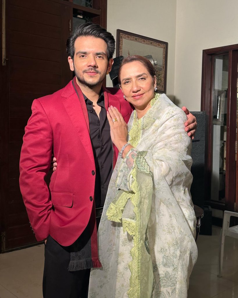 Namak Haram Actor Sajawal Khan Pictures With Celebrity Parents