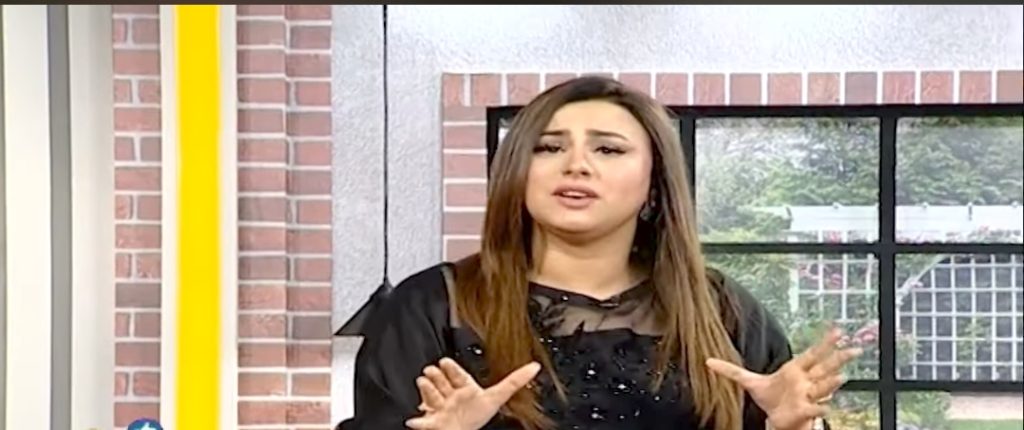 Madeha Naqvi Gets Emotional in First Show After Mother's Demise