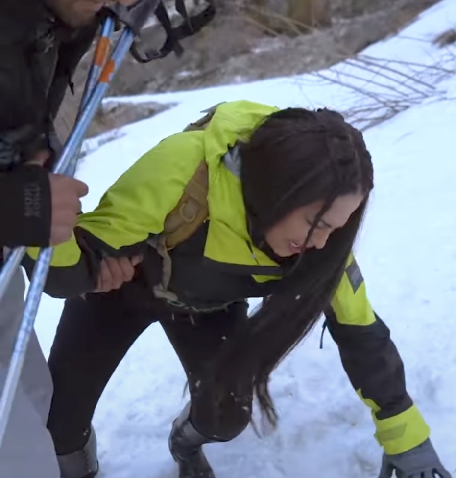 Watch Veena Malik's Fall on Snowy Mountains - Comments