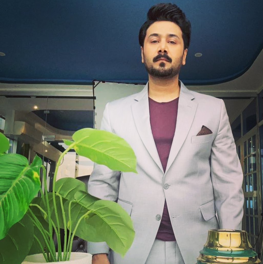 Ali Abbas Wants Social Media Restrictions In Pakistan | Reviewit.pk