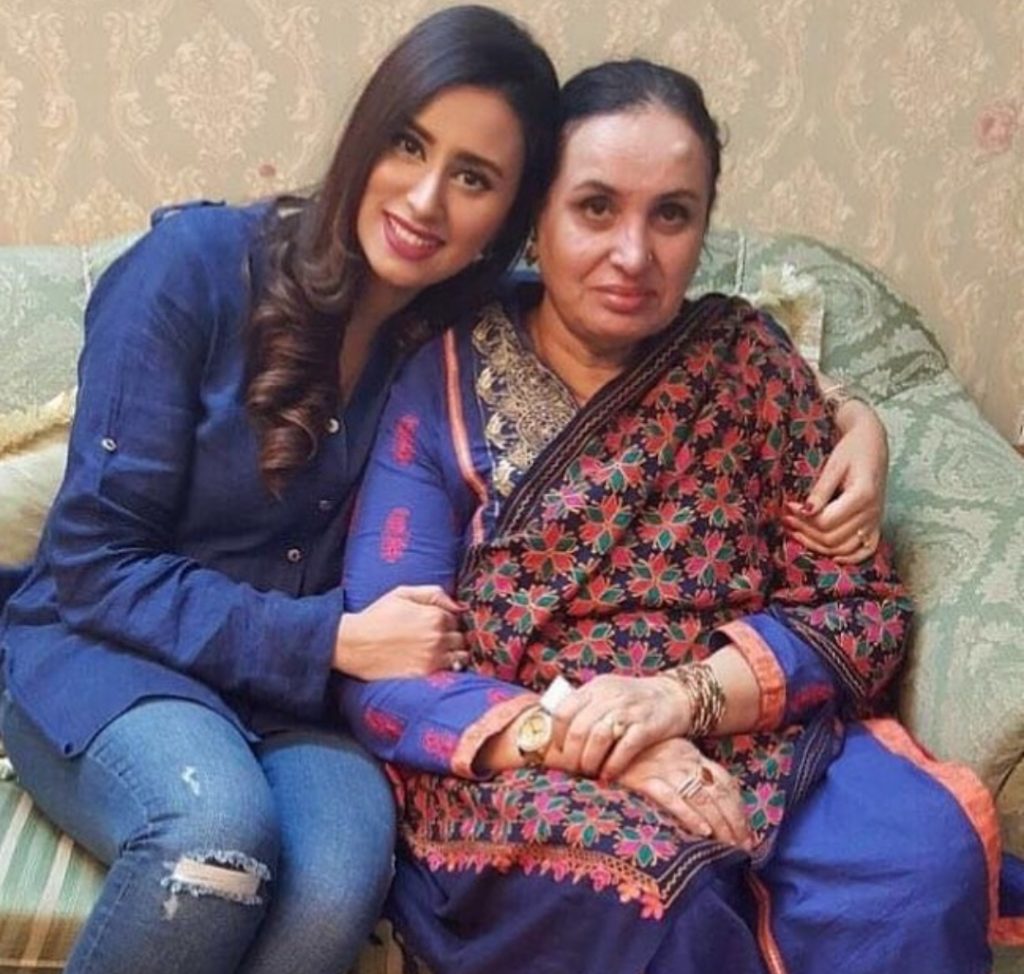 Madeha Naqvi Gets Emotional in First Show After Mother's Demise