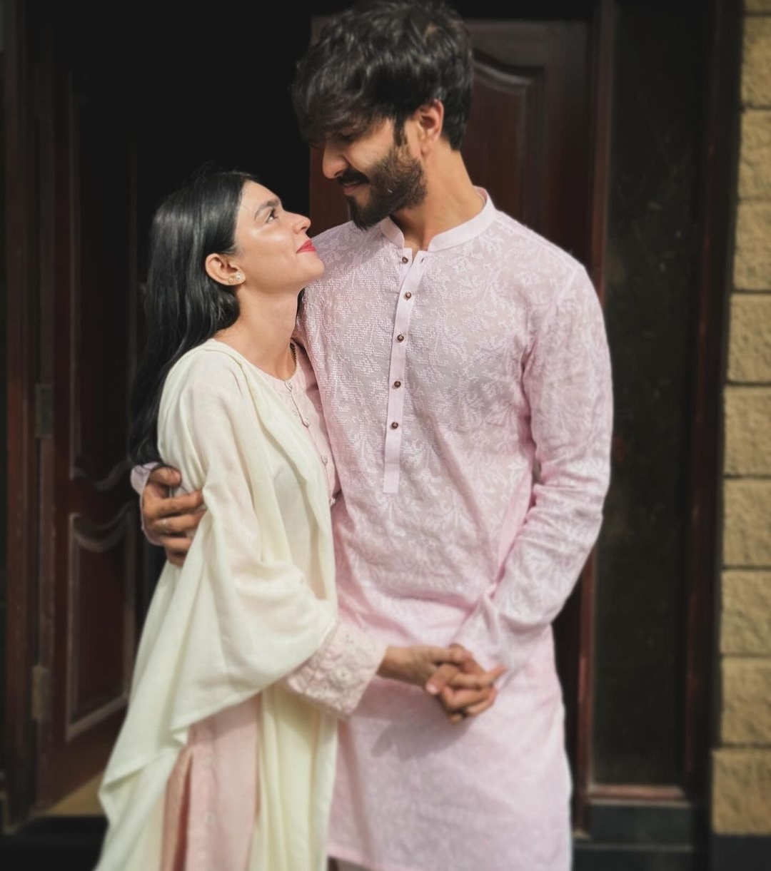 Feroze Khan Latest Pictures with Wife and Kids | Reviewit.pk