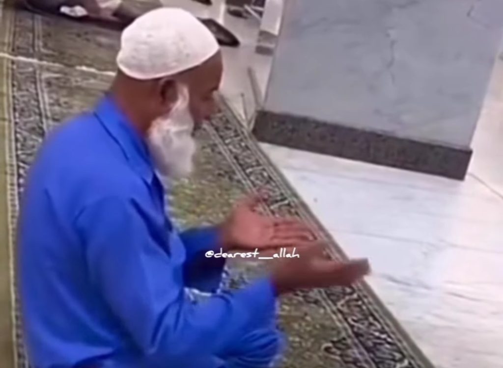 Elderly Person's Special Connection with Allah Inspires Public