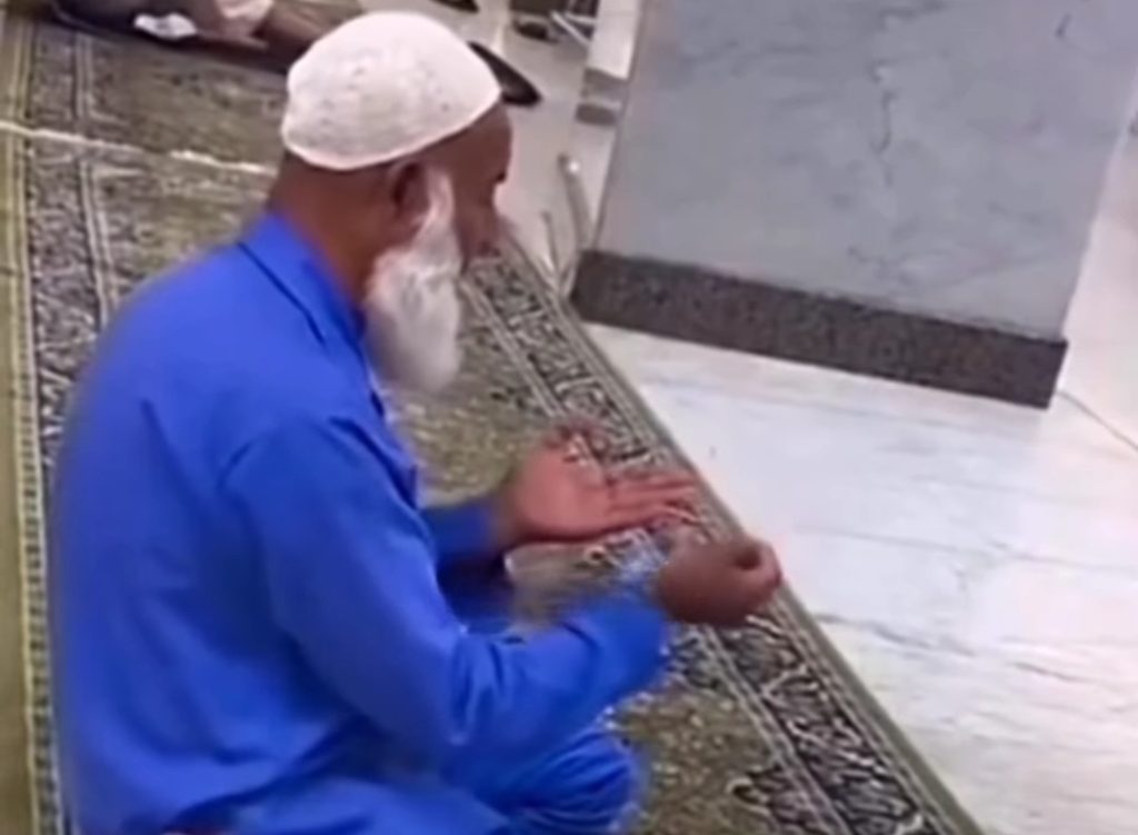 Elderly Person's Special Connection with Allah Inspires Public
