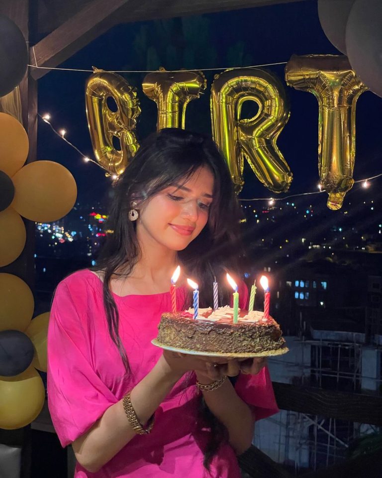 Sadqay Singer Nehaal Naseem Celebrates Her Birthday | Reviewit.pk