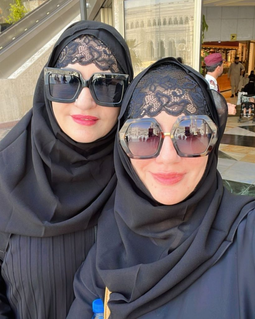 Saba Faisal And Sadia Faisal Beautiful Clicks With Kaabah