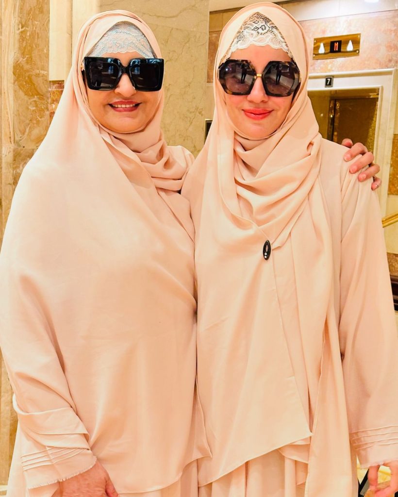 Saba Faisal & Sadia Faisal In Beautiful Madinah Munawarrah