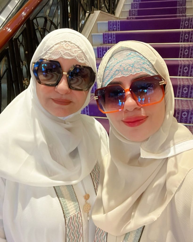 Saba Faisal & Sadia Faisal Beautiful Clicks From Madinah Munawarrah