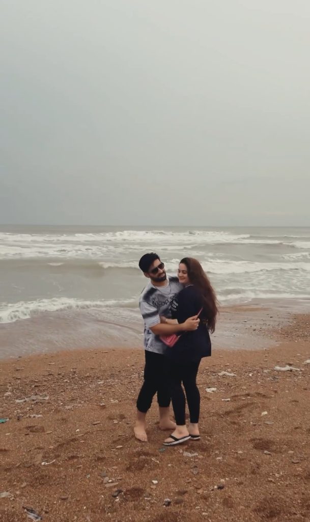 Aiman Khan & Muneeb Butt's Dance Video from Beach