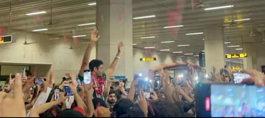 Arshad Nadeem Receives Warm Welcome At Lahore Airport