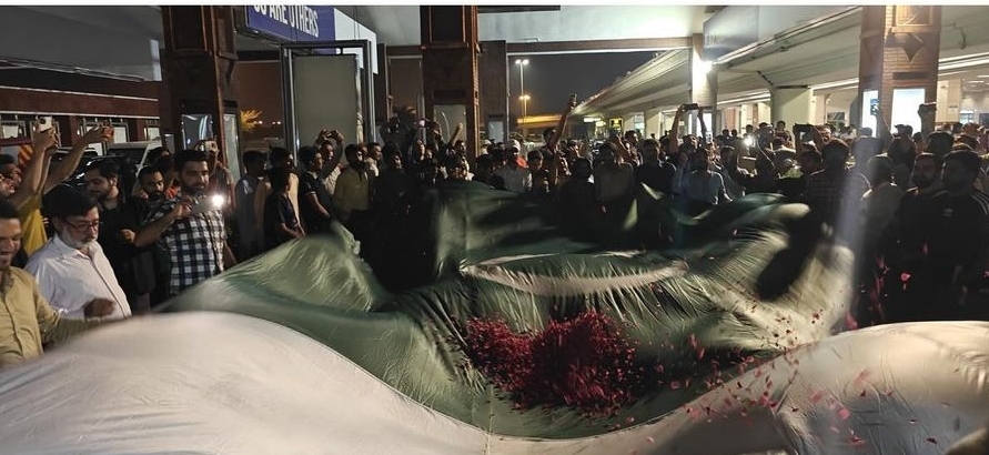 Arshad Nadeem Receives Warm Welcome At Lahore Airport