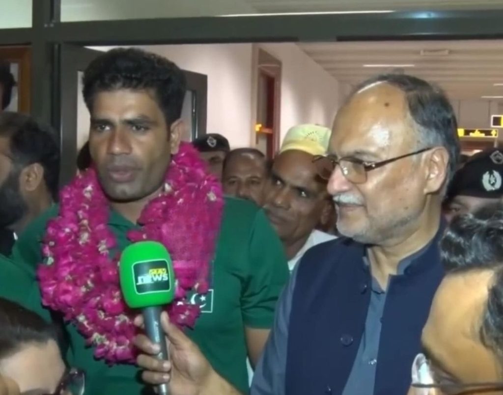 Arshad Nadeem Receives Warm Welcome At Lahore Airport