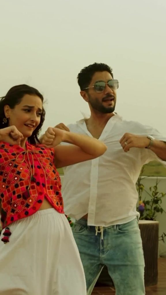 Momal Sheikh's Awkward Aasa Kooda Dance Gets Roasted