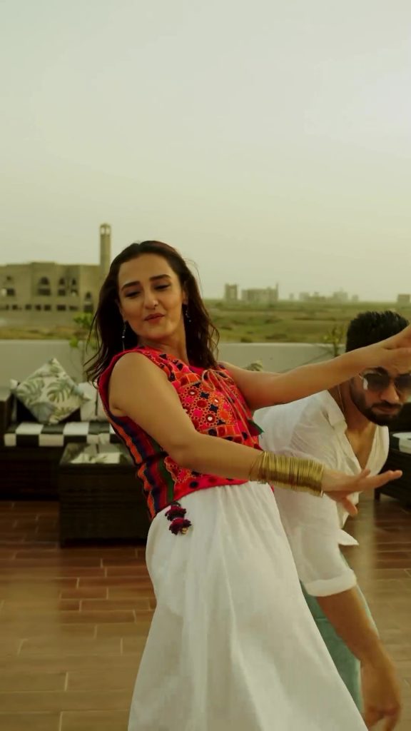 Momal Sheikh's Awkward Aasa Kooda Dance Gets Roasted